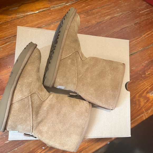 Little Kid’s Ugg - Picture 5 of 7